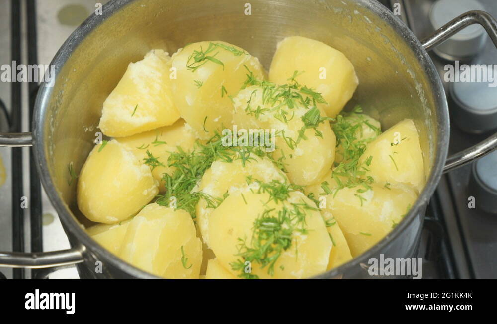 Картошку варить в холодной или горячей воде. Вареный картофель в кастрюле. Варёная картошка в кострюле. Картофель в кастрюле с водой. Нарезанная картошка в кастрюле.