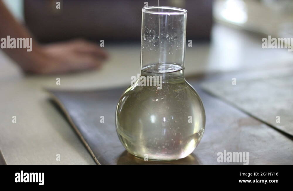 жидкость в прозрачном флаконе. колба sl20 прозрачная. колба с прозрачной жидкостью. колба с жидкостью. прозрачная жидкость.