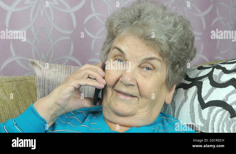 Старушка разговаривает по телефону. Две престарелых женщины. Пожилая женщина рассказывает водолазам. Бабушка говорит по телефону. 86 лет бабушке.