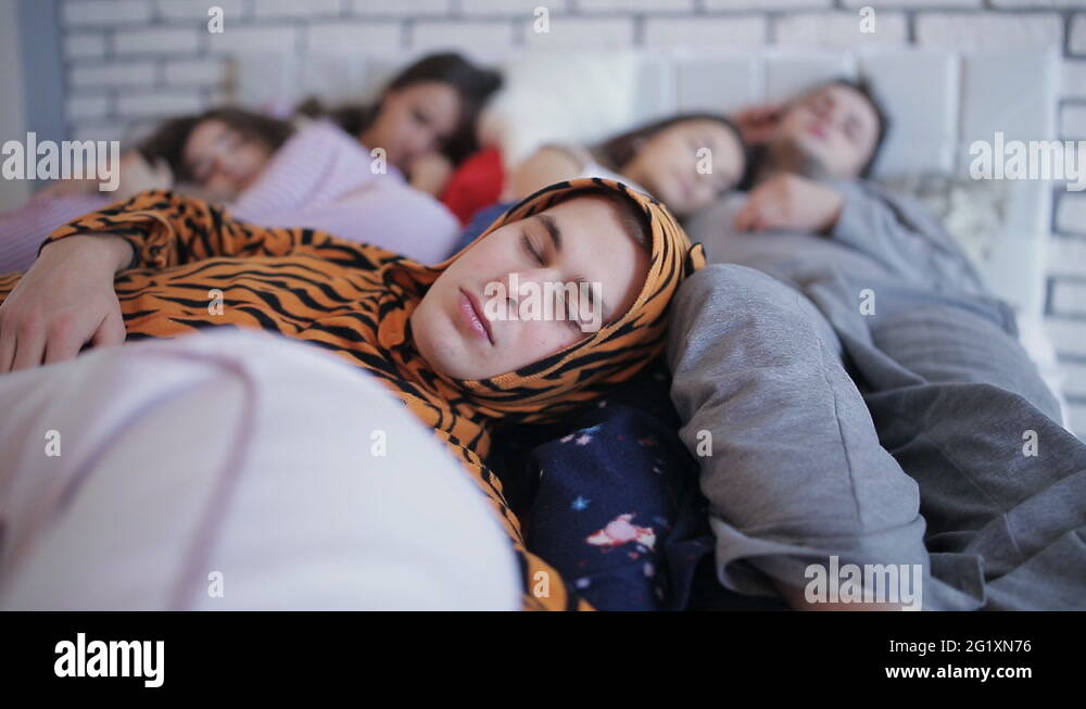 Sleeping after party. Kids tired after party. Партия спящих. Вечеринка утро. Sleeping after party.