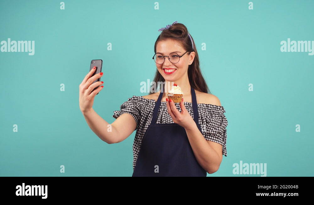 Выбор профессии. Женщина делает 1000 дел фото. Аудитор женщина. Девушка радуется тесту. Девушка тестирует разные.