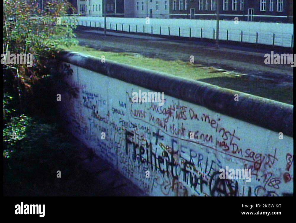 WEST BERLIN, WEST GERMANY, 1988, The Berlin Wall, DMZ, houses, East