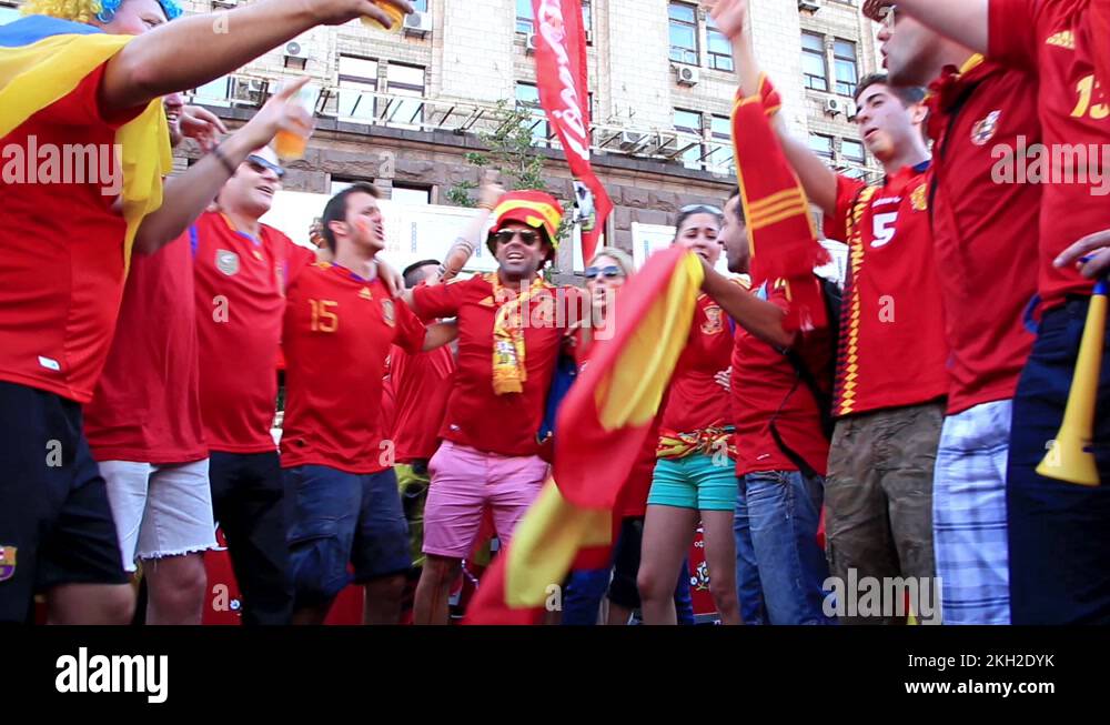 spanish-football-fans-before-final-match-of-european-football