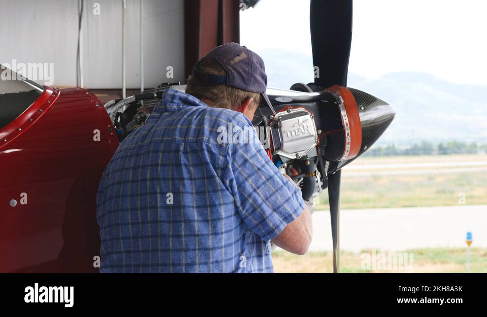 Commercial aircraft maintenance Stock Videos & Footage HD and 4K Video Clips Alamy