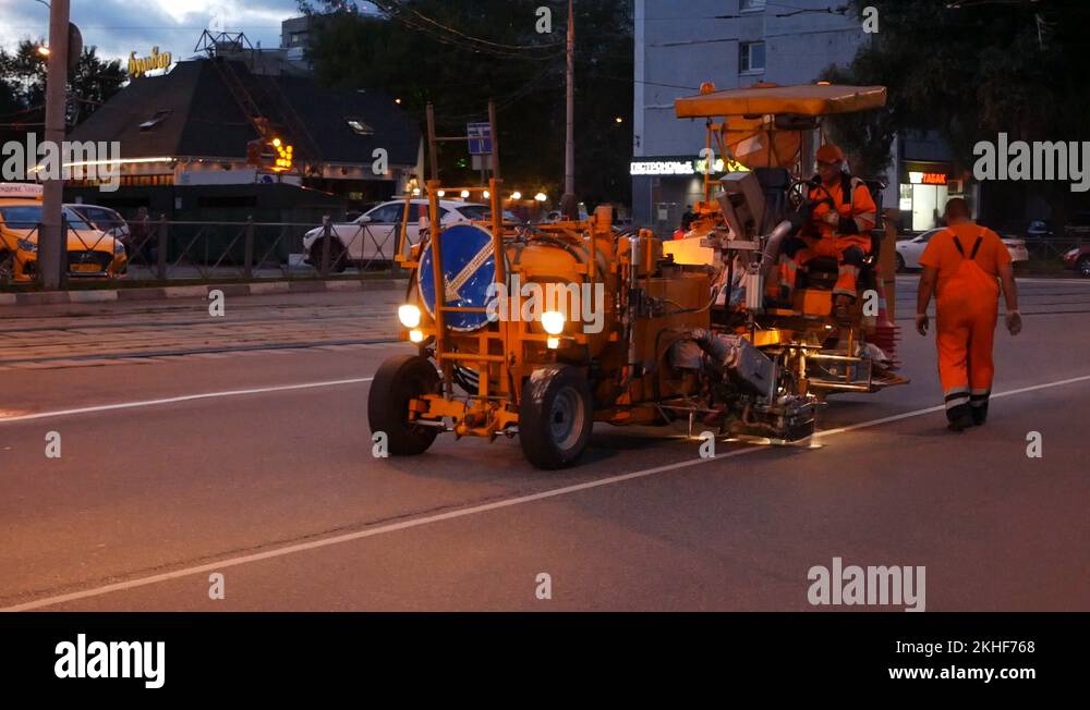 Special machine for applying dividing thermopaint lines to asphalt