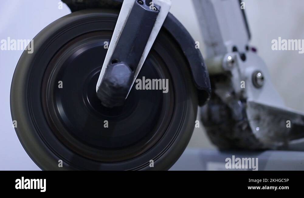 spinning wheel of an electric scooter, vibration testing while
