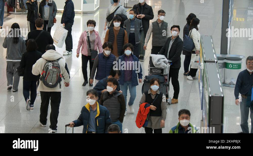 Wearing mask airport Stock Videos & Footage HD and 4K Video Clips Alamy