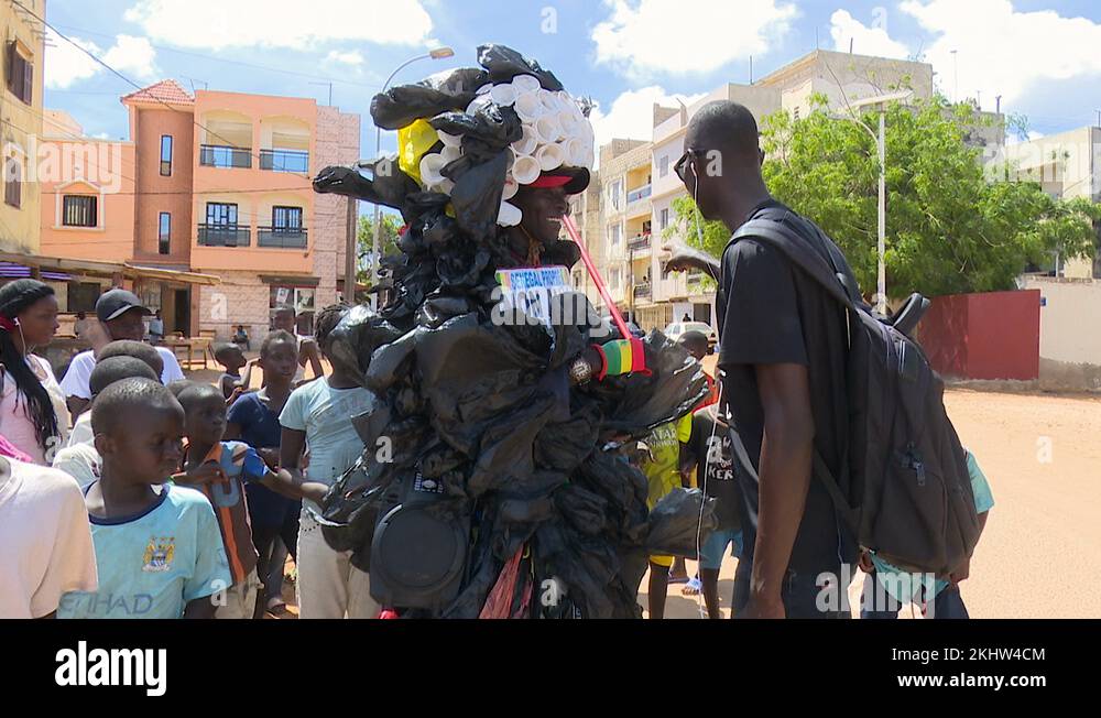 "The plastic man", Dakar's anti plastic hero who speaks and is filmed ...