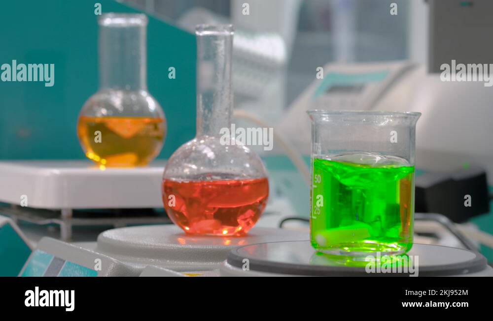 Laboratory equipment mixers with moving stir bar for mixing