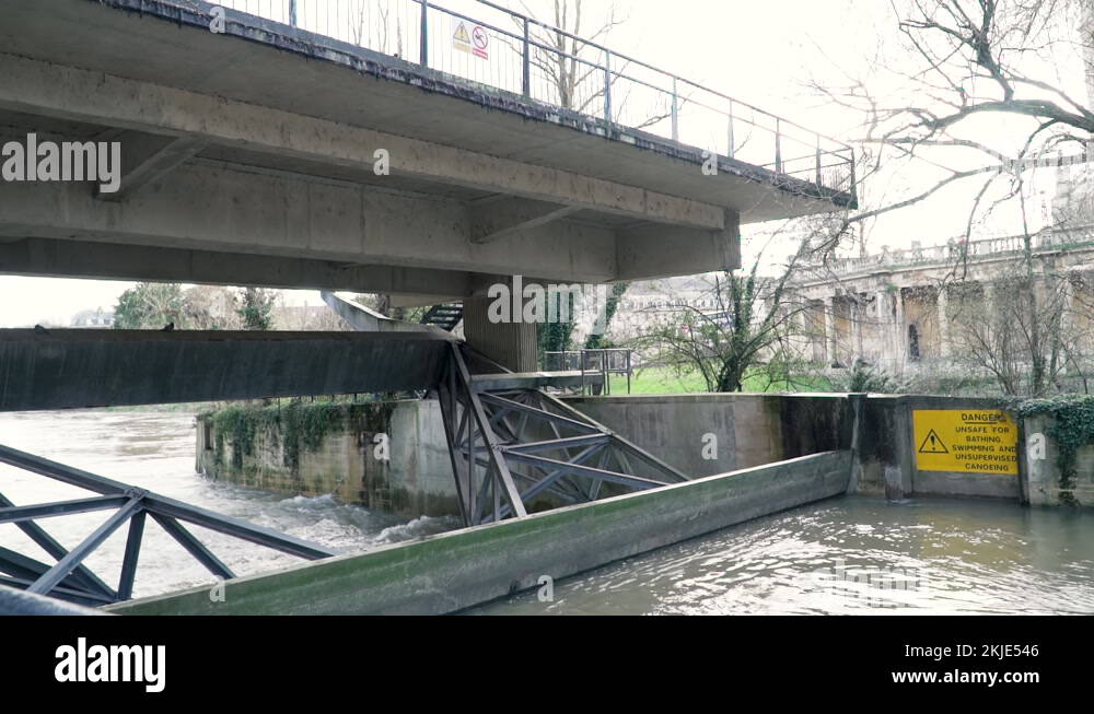 Pulteney Radial Gate wide shot, water level high Overcast day, City of Bath Stock Video Footage
