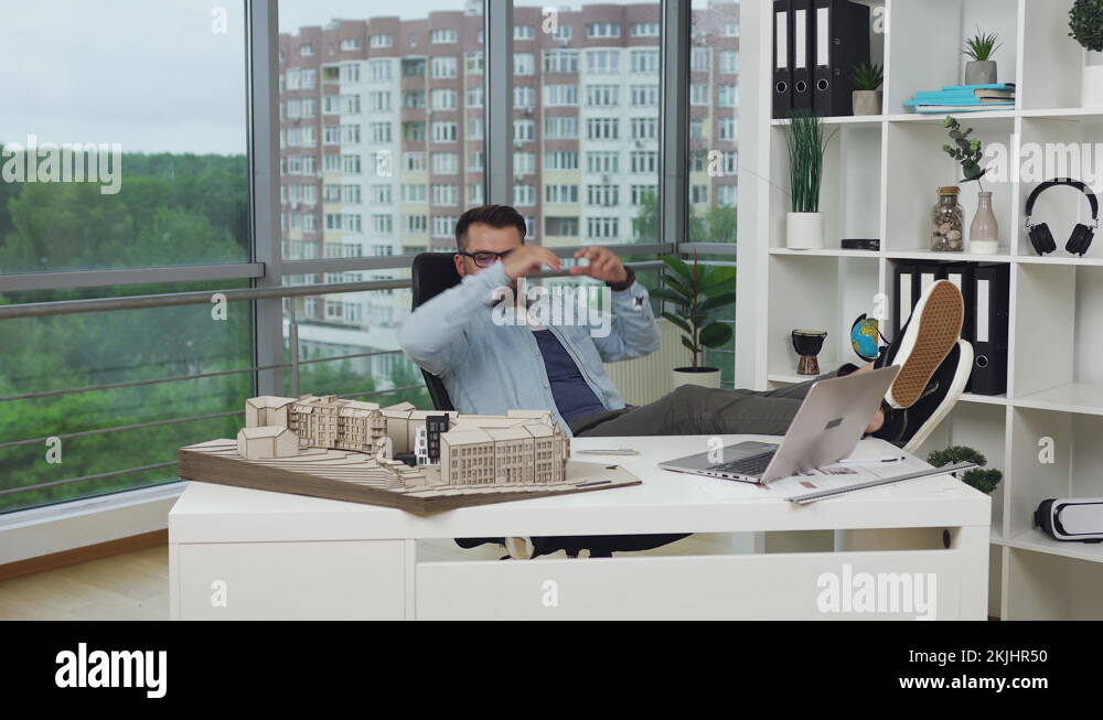 Putting legs Stock Videos & Footage HD and 4K Video Clips Alamy