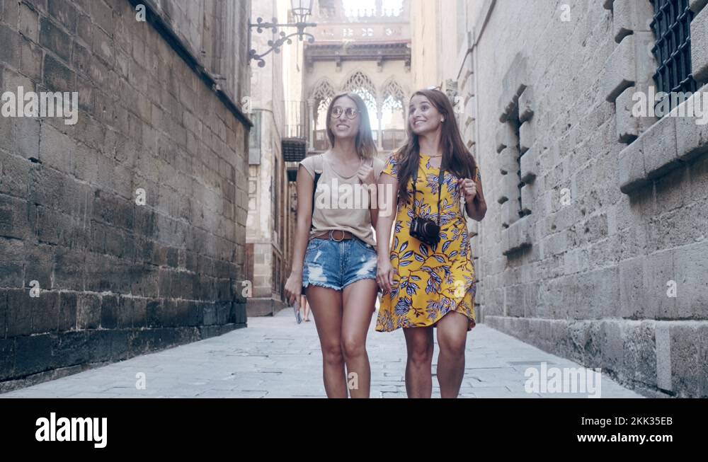 Old map of barcelona Stock Videos - Female Tourists With Map Walking Through Old Town Barcelona Spain 2kk35eb