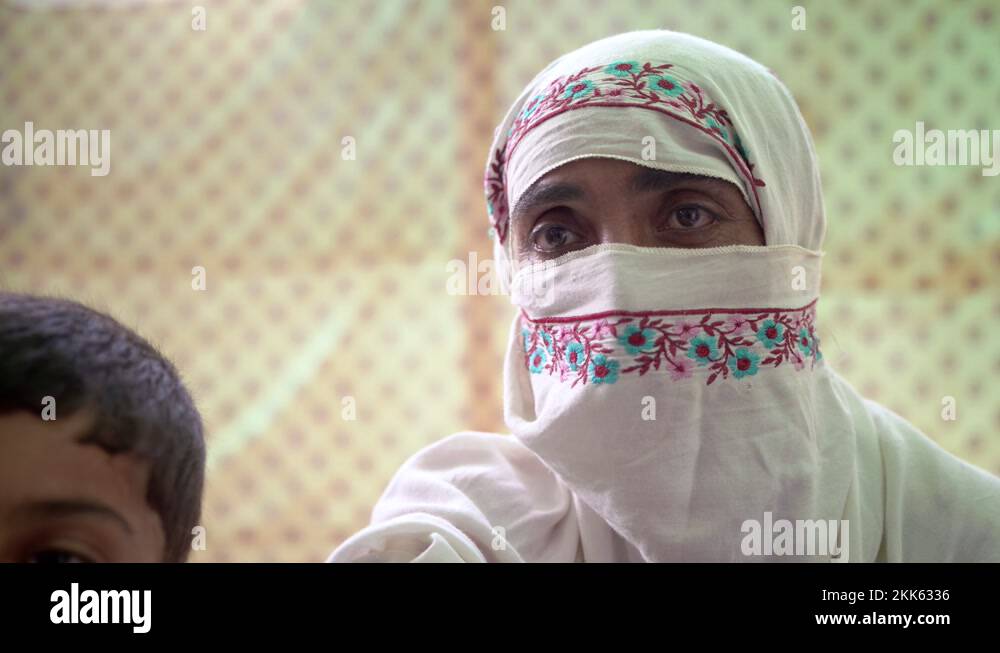 Veiled muslim woman Stock Videos & Footage - HD and 4K Video Clips - Alamy