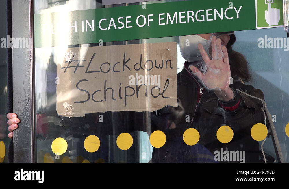 Climate activist glues hand to revolving door, lockdown Schiphol