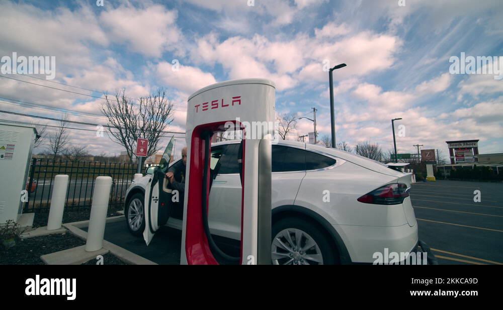 Tesla Electric Car, Supercharger Charging Station. Timelaps Stock