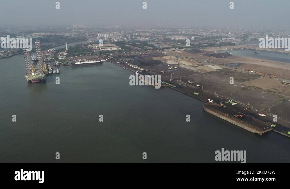 Oil Palm Plantations, Unloading Palm Kernel Shells From Barges Stock ...