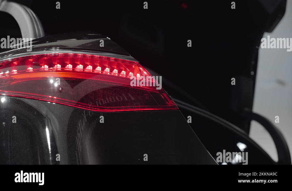 Opening and closing the trunk with an automatic tailgate closer on the