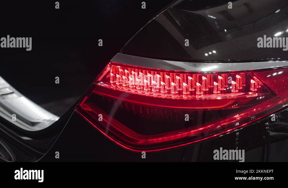 Opening and closing the trunk with an automatic tailgate closer on the