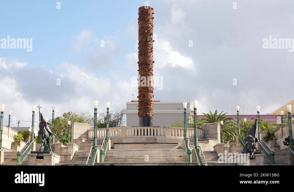 Plaza del quinto centenario old san juan totem pole Stock Videos