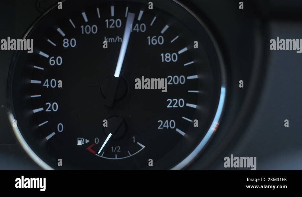 Speedometer pointer makes selfdiagnosis when the car engine starts