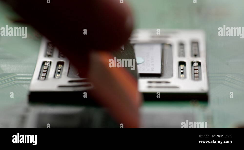 Applying thermal paste to a processor, replacing thermal paste on a GPU