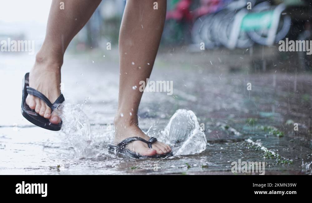 Rainy outlet flip flops