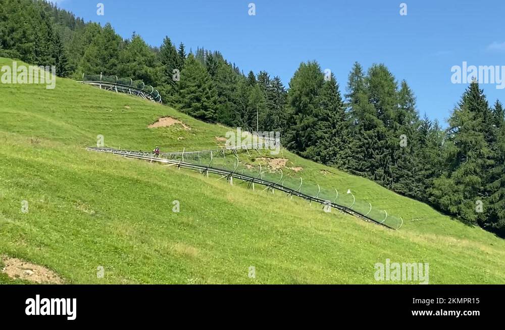 The Pradagier toboggan run in Graubünden. You can see how the toboggan