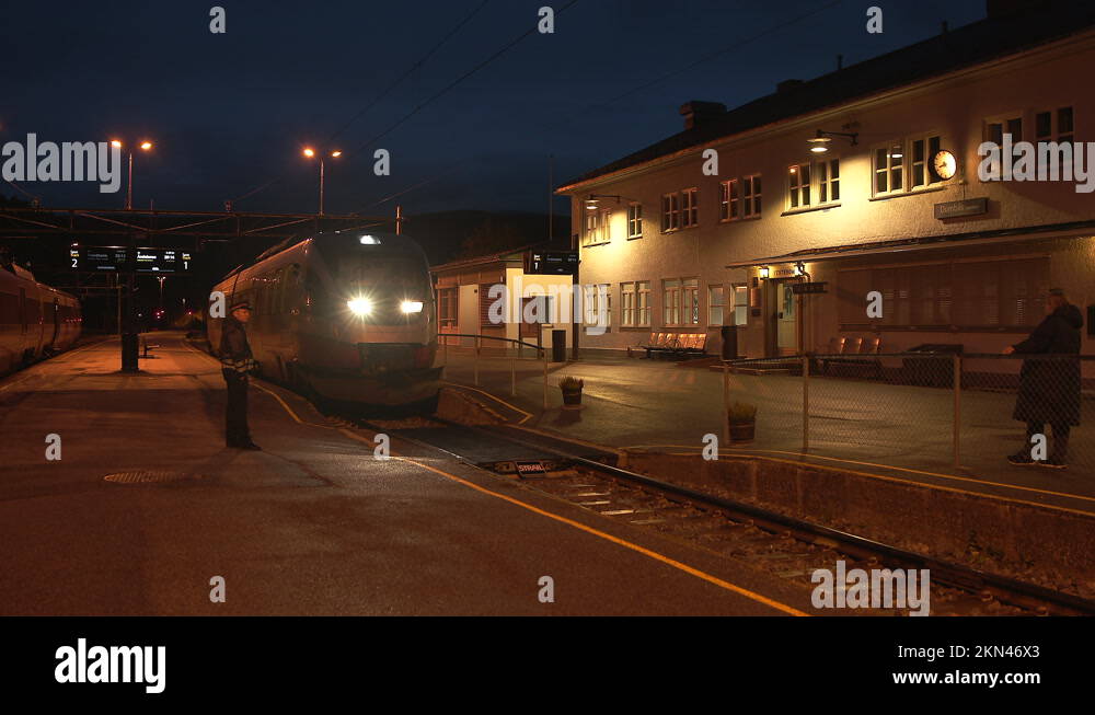 commuter train nsb class 93 departure at night station dombas norway
