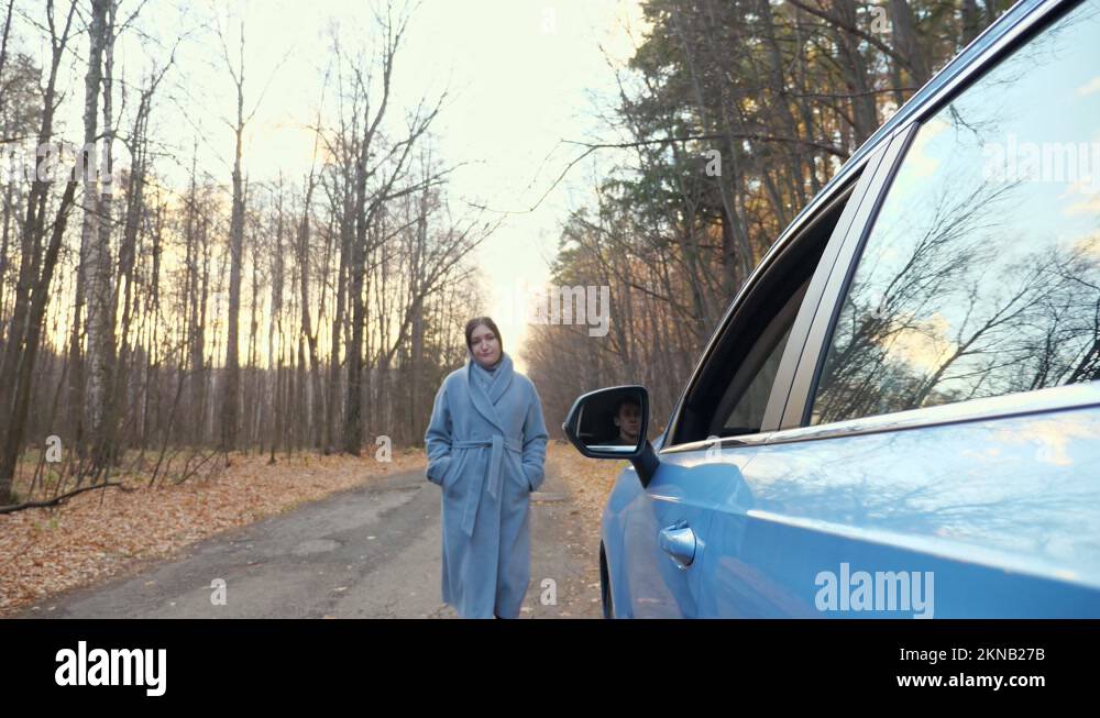 Man throws garbage out of car and woman returns trash back Stock Video