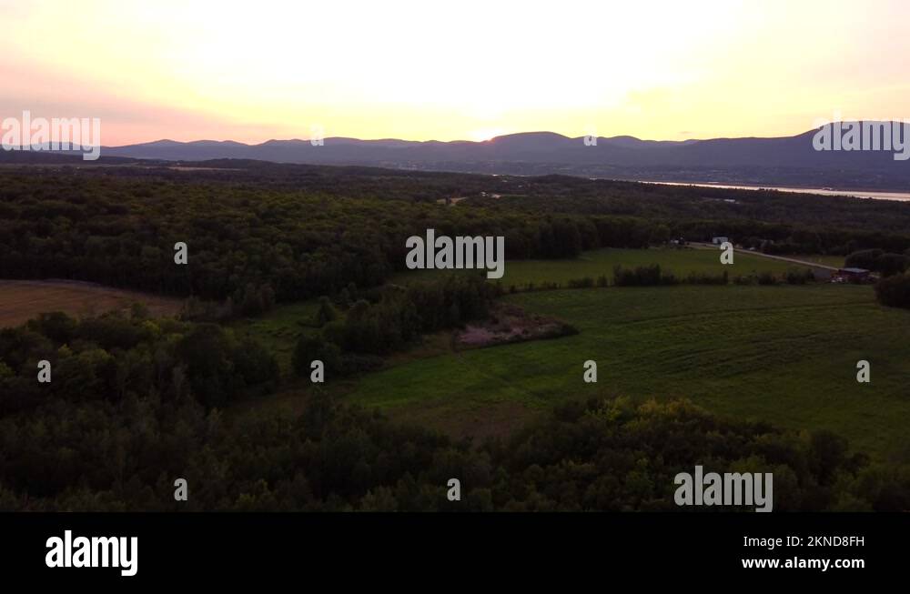 Vue aérienne de l’île d’Orléans au couché de soleil Stock Video Footage Alamy