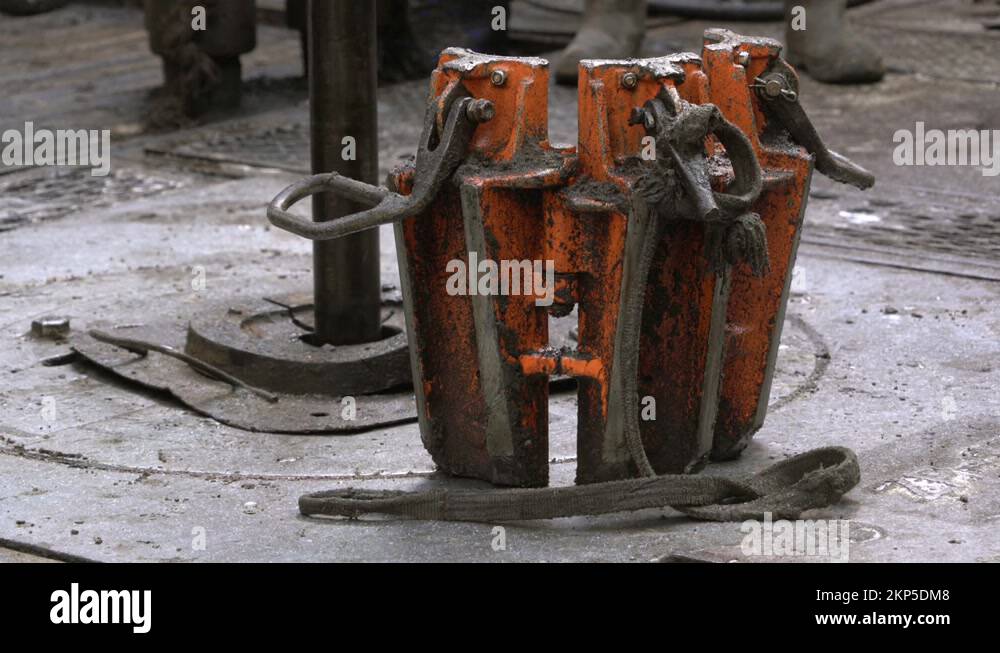 Drilling platform. Pipe rotates. Manual slips. Drilling process