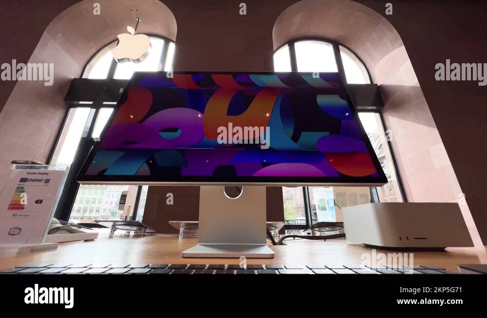 Tiltdown to Studio Display without Nanotexture glass with Standard