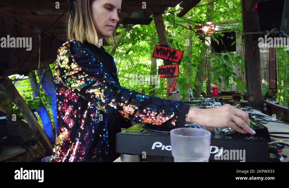 Glitter jacket Turntables DJ Pult. Pedestal up and down Gimbal footage