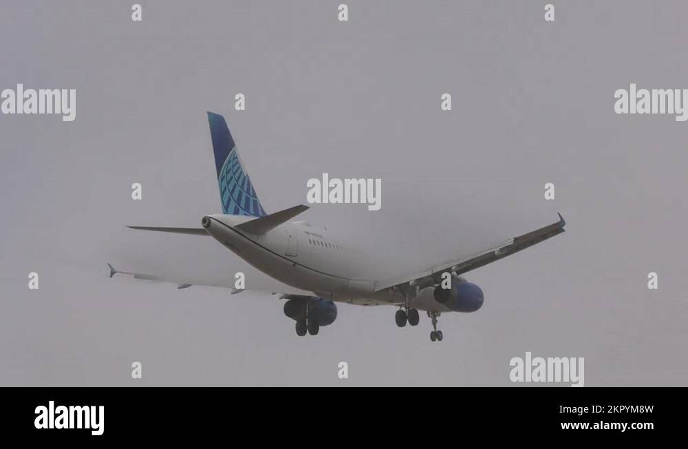 Airbus a320 landing Stock Videos & Footage - HD and 4K Video Clips - Alamy