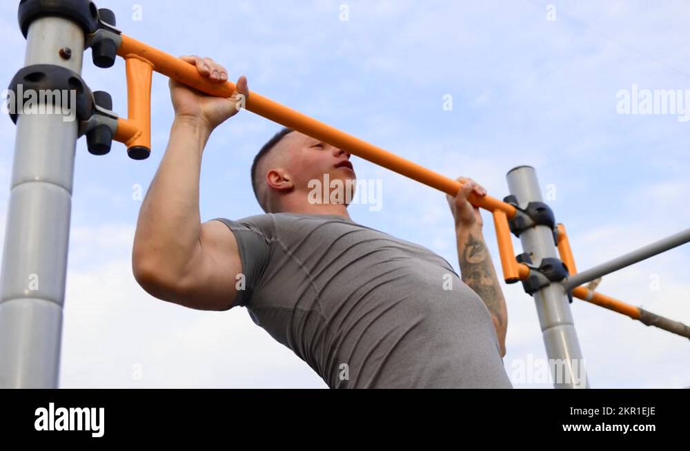 Strong athlete performs an exercise on the crossbar for pull-ups Stock ...