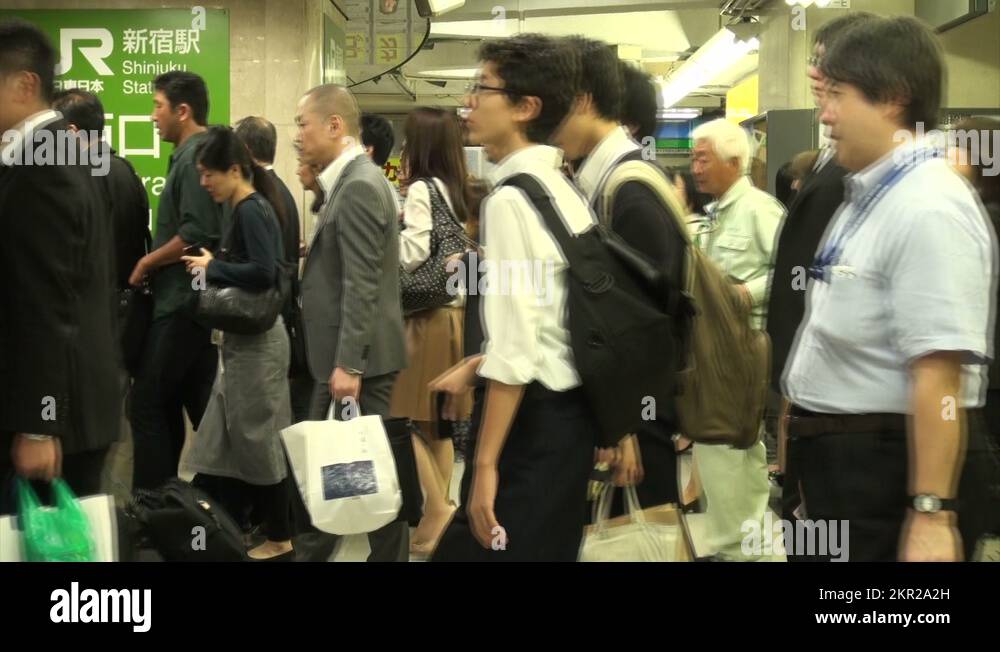 rush-hour-at-the-busiest-train-station-in-the-world-shinjuku-tokyo
