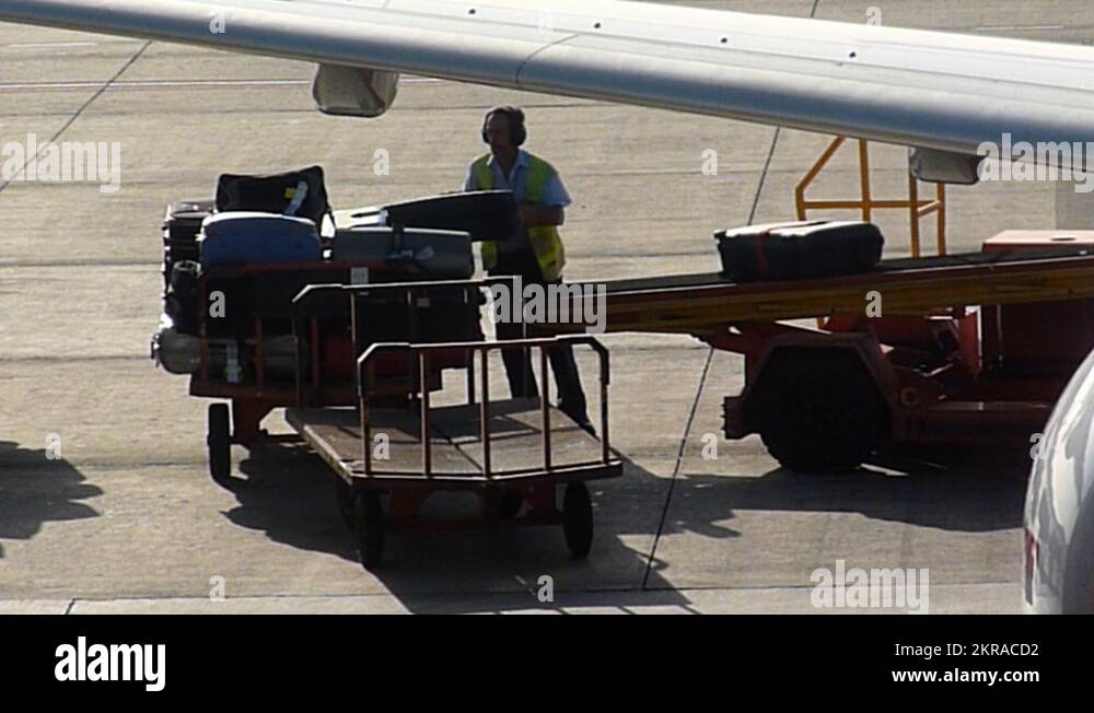 Baggage offloading Stock Videos & Footage - HD and 4K Video Clips - Alamy