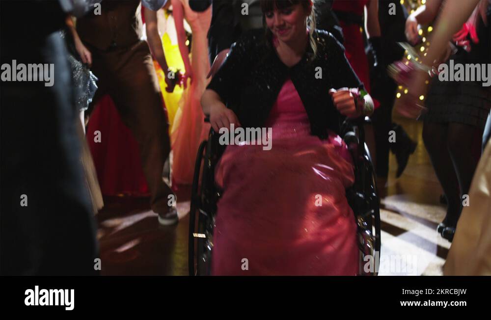 MS Students dancing on prom night, including girl in wheelchair / Cedar