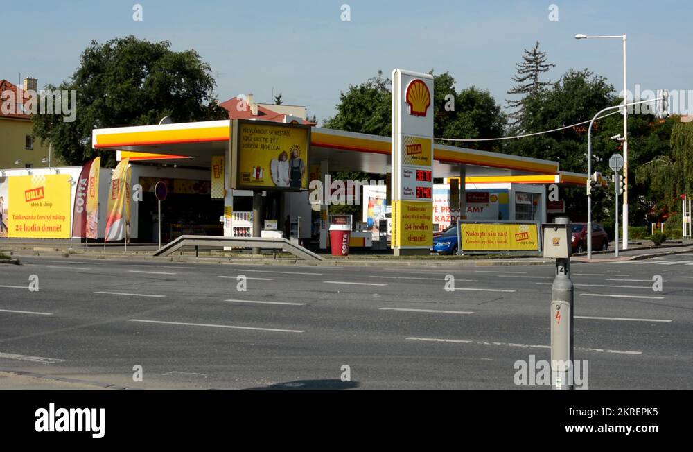 gas station Shell in the city - with cars and people. Passing cars in ...
