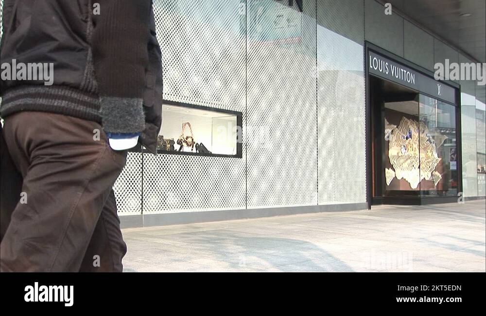 4K, RAW, Louis Vuitton Luxury Shop on Ro, Stock Video