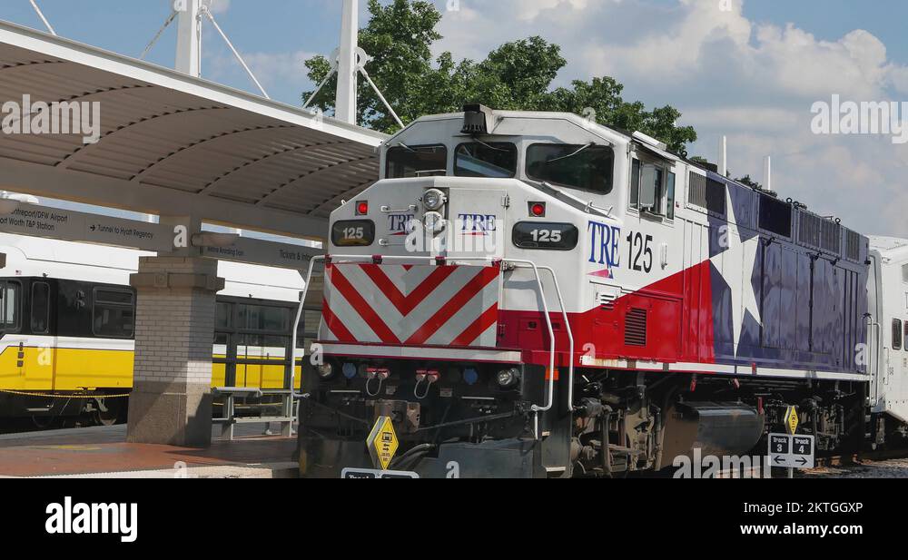 TRE train boarding passengers at Union Station in Dallas Stock Video