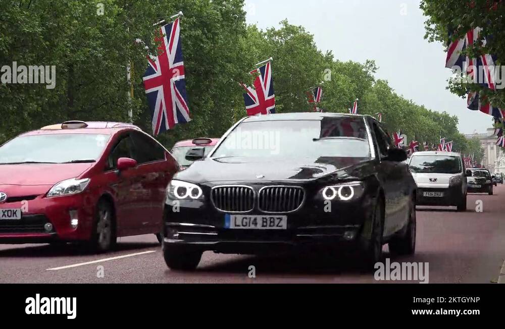 Buckingham palace royal cars Stock Videos & Footage HD and 4K Video