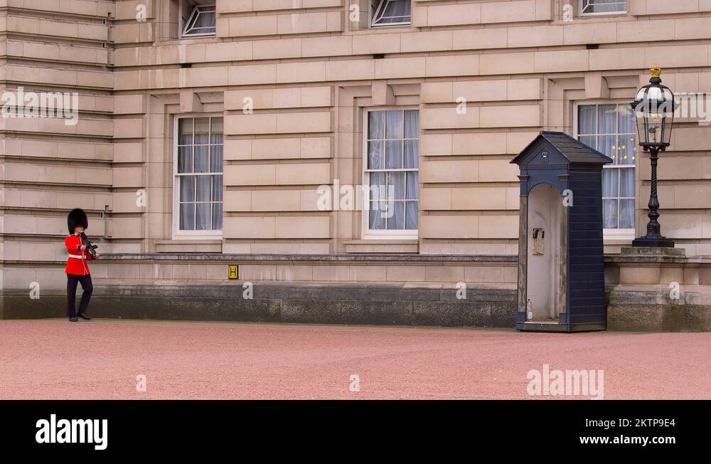 BUCKINGHAM PALACE QUEENS GUARDSMAN LONDON ENGLAND Stock Video Footage