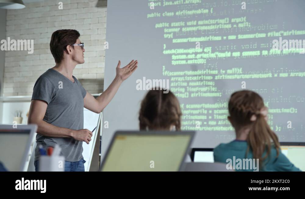 Explaining computer Stock Videos & Footage - HD and 4K Video Clips - Alamy