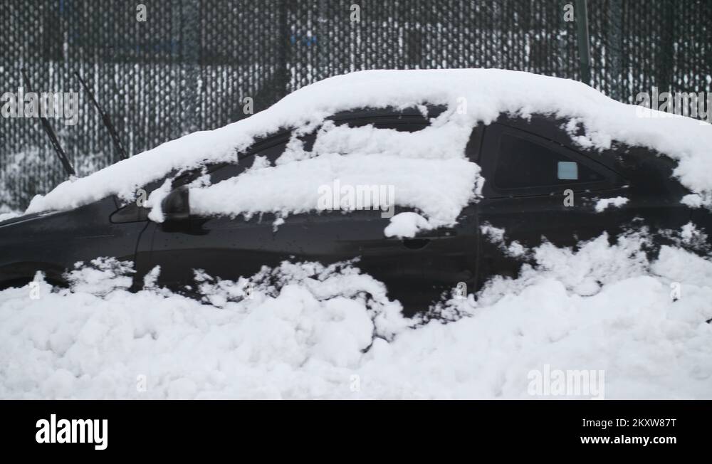 Car snowed in Stock Videos & Footage - HD and 4K Video Clips - Alamy