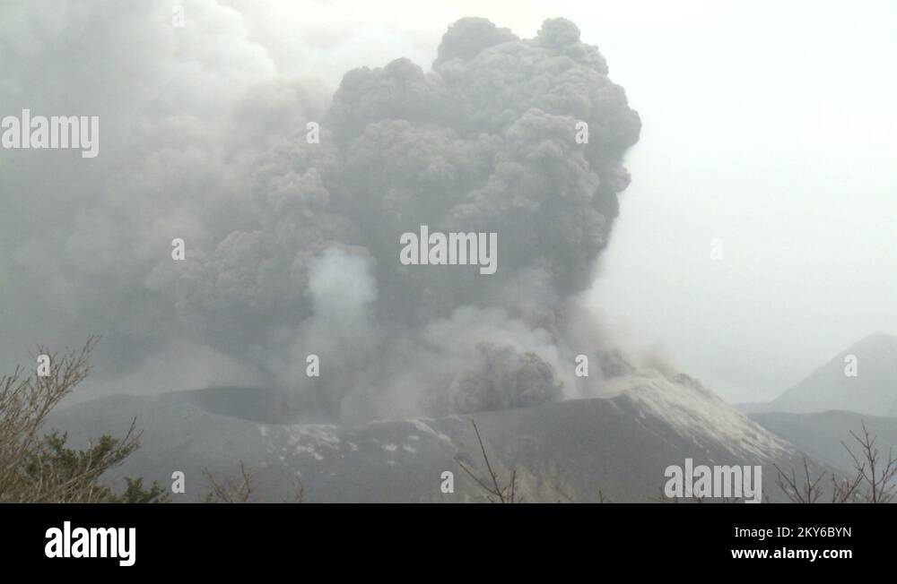 Eruption column Stock Videos & Footage HD and 4K Video Clips Alamy