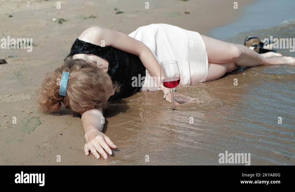 Бухие тети. На пляже девушки пьяные. Пьяные девушки на море.