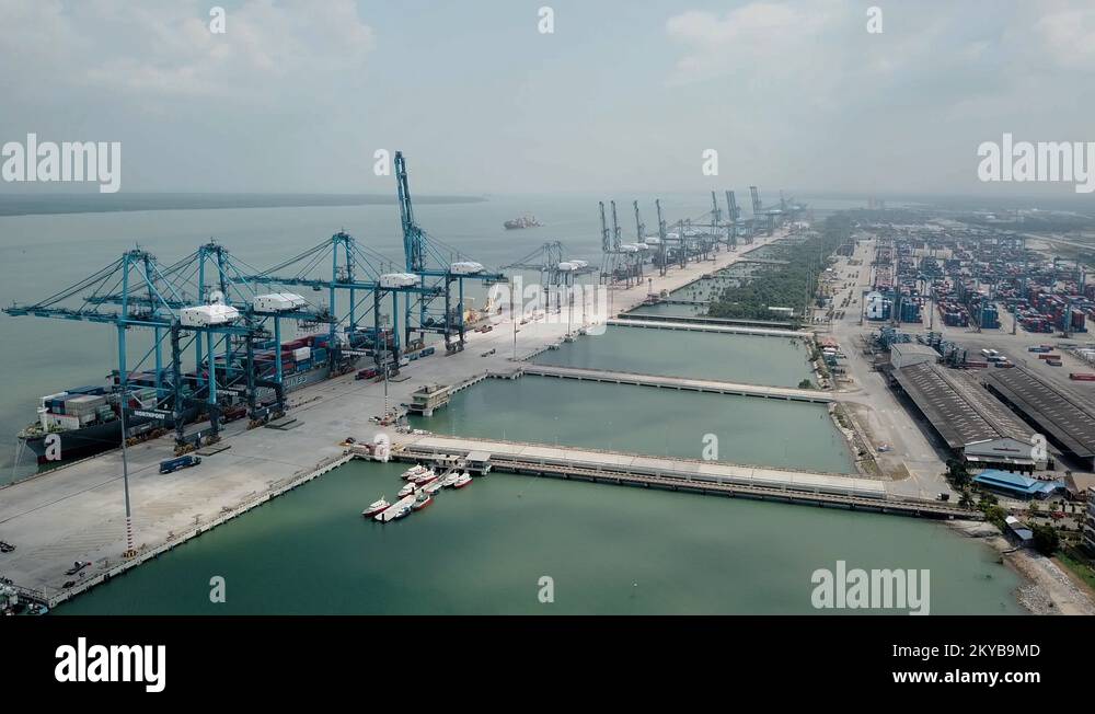 KUALA LUMPUR, MALAYSIA AUGUST 7, 2018 Cargo ships on dock at Northport, K Stock Video