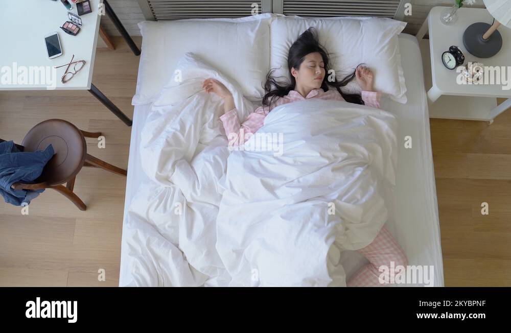 Азиатки спят видео. Девушка на всю кровать.