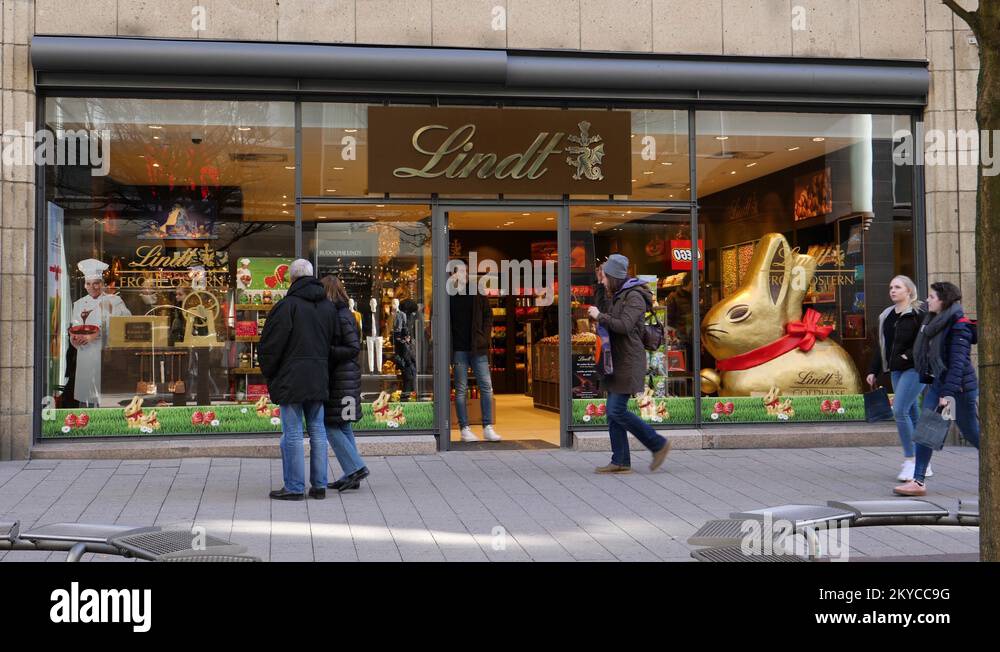 Lindt Lindor Chocolate Bar Stock Videos And Footage Hd And 4k Video Clips Alamy 4362
